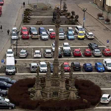 Apartman V Centru Na Velkem Namesti Hradec Králové Kültér fotó
