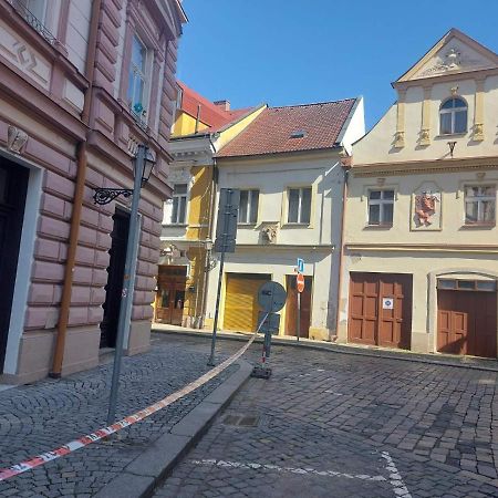 Apartman V Centru Na Velkem Namesti Hradec Králové Kültér fotó