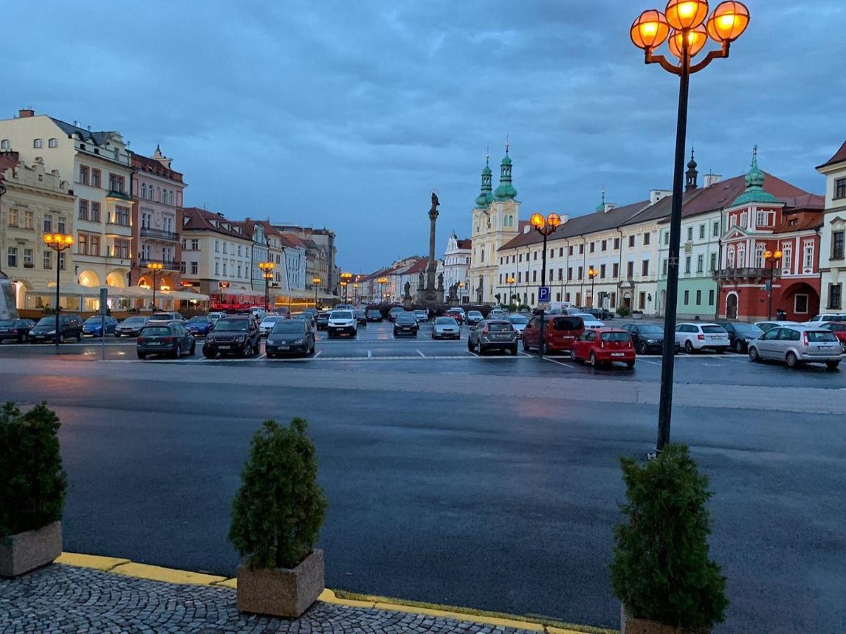 Apartman V Centru Na Velkem Namesti Hradec Králové Kültér fotó