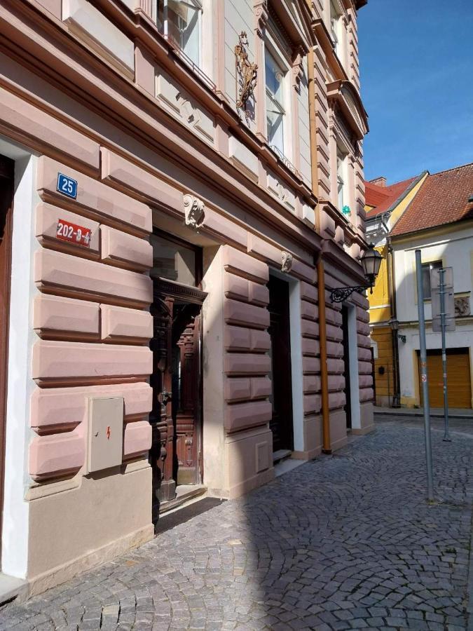 Apartman V Centru Na Velkem Namesti Hradec Králové Kültér fotó