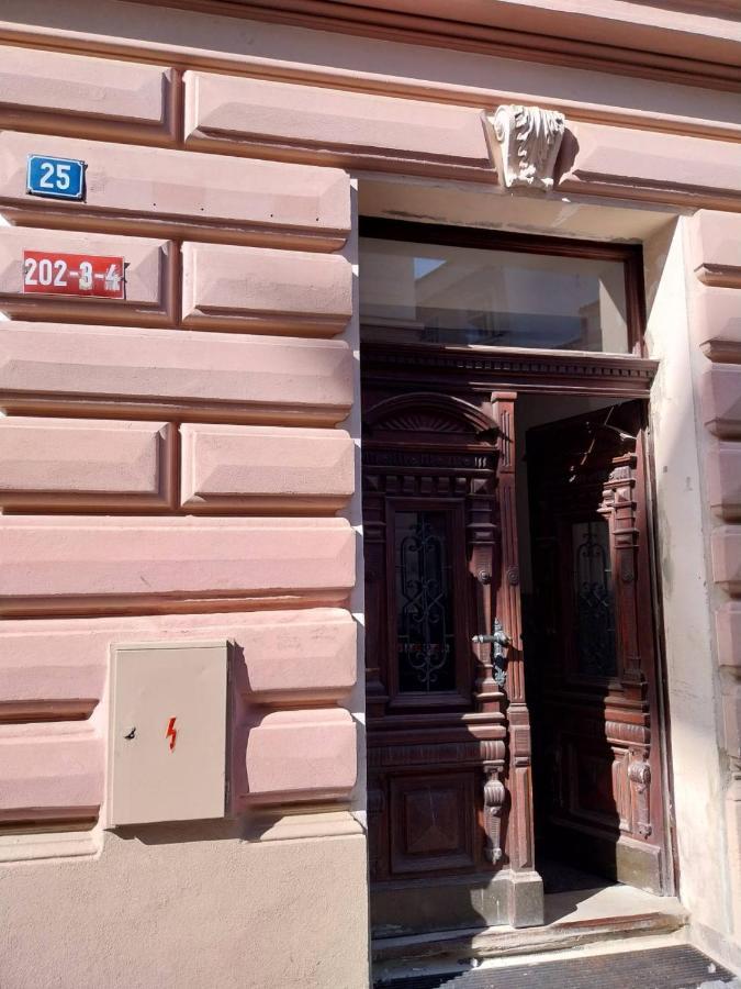 Apartman V Centru Na Velkem Namesti Hradec Králové Kültér fotó