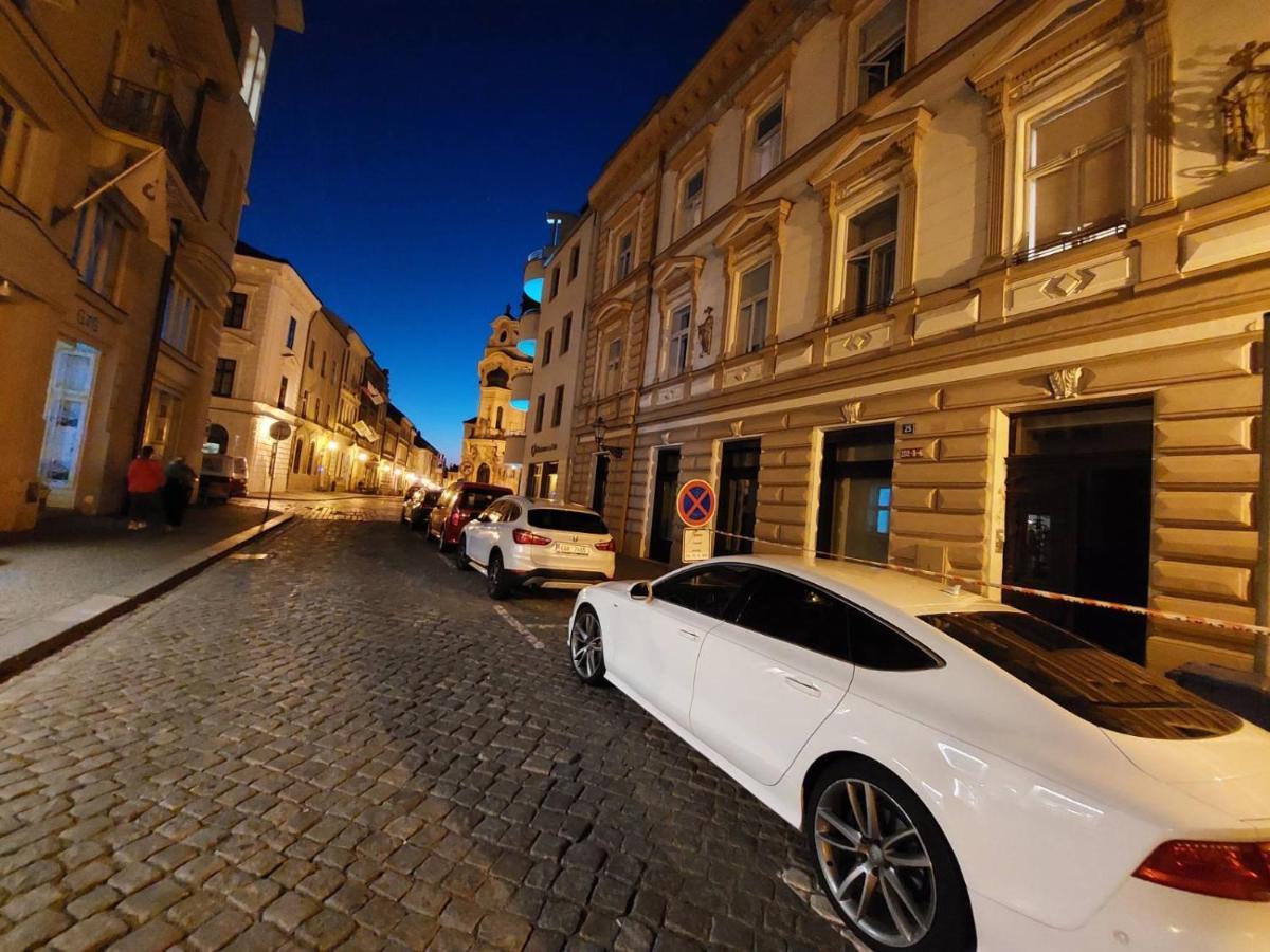Apartman V Centru Na Velkem Namesti Hradec Králové Kültér fotó