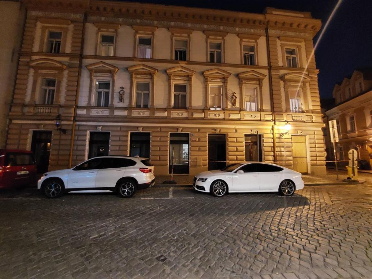 Apartman V Centru Na Velkem Namesti Hradec Králové Kültér fotó