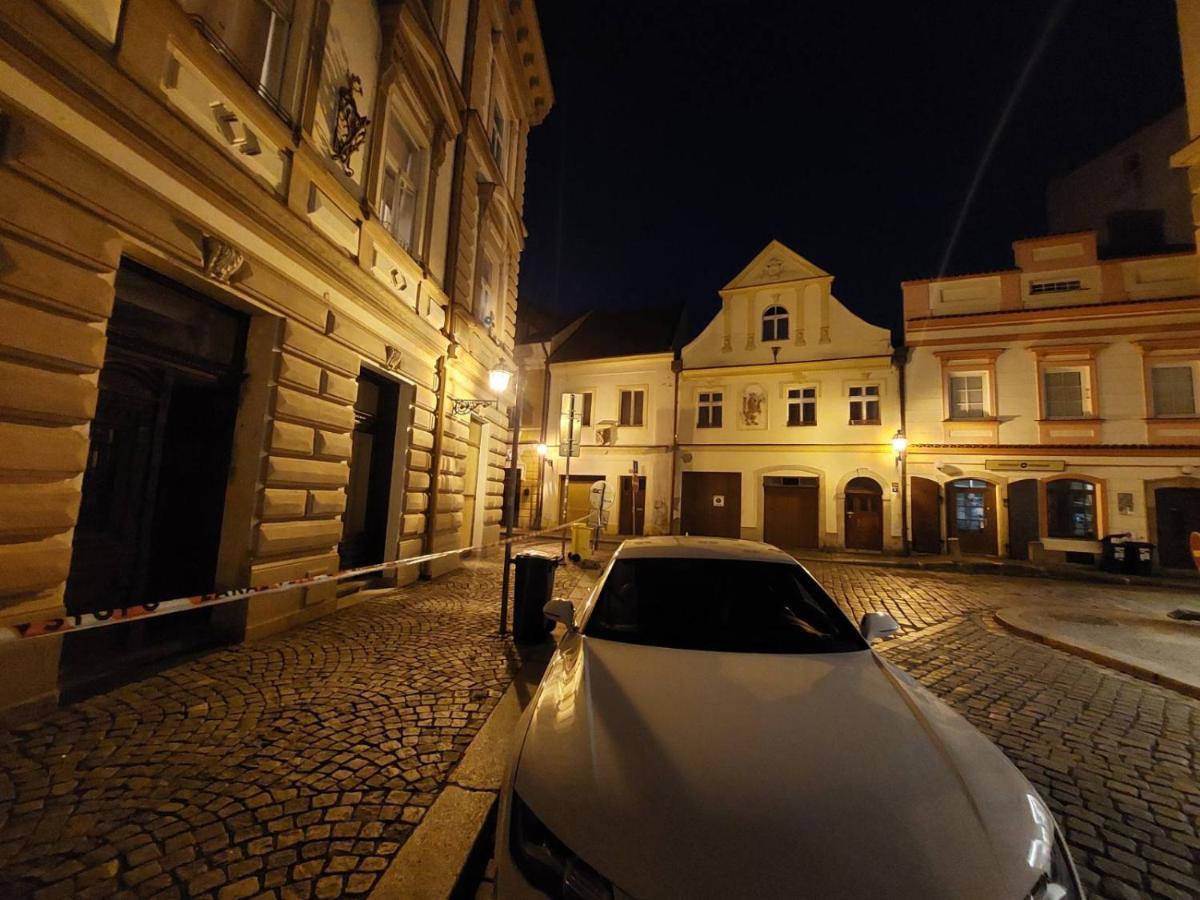 Apartman V Centru Na Velkem Namesti Hradec Králové Kültér fotó