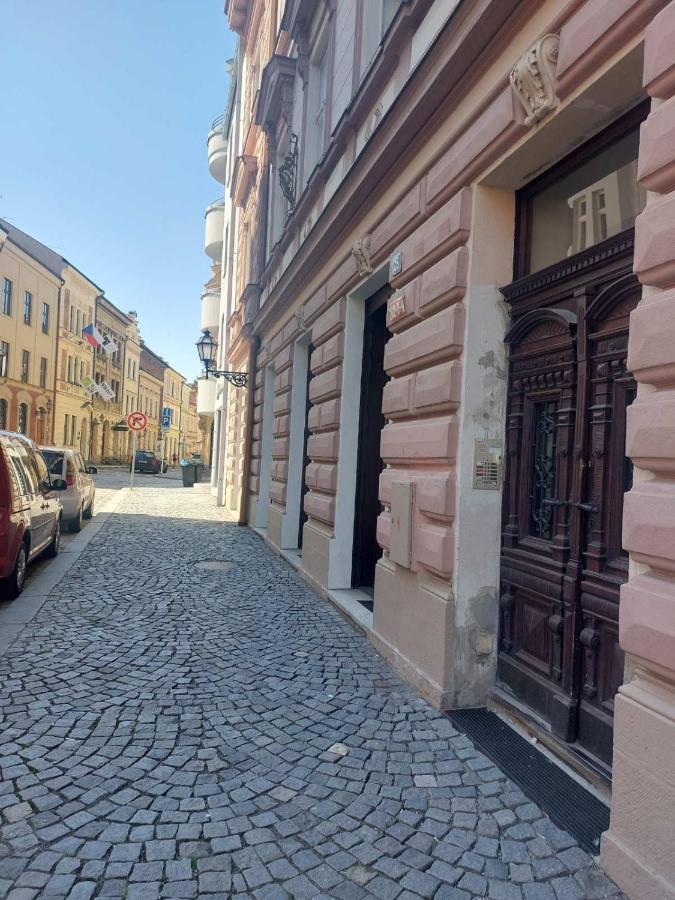 Apartman V Centru Na Velkem Namesti Hradec Králové Kültér fotó